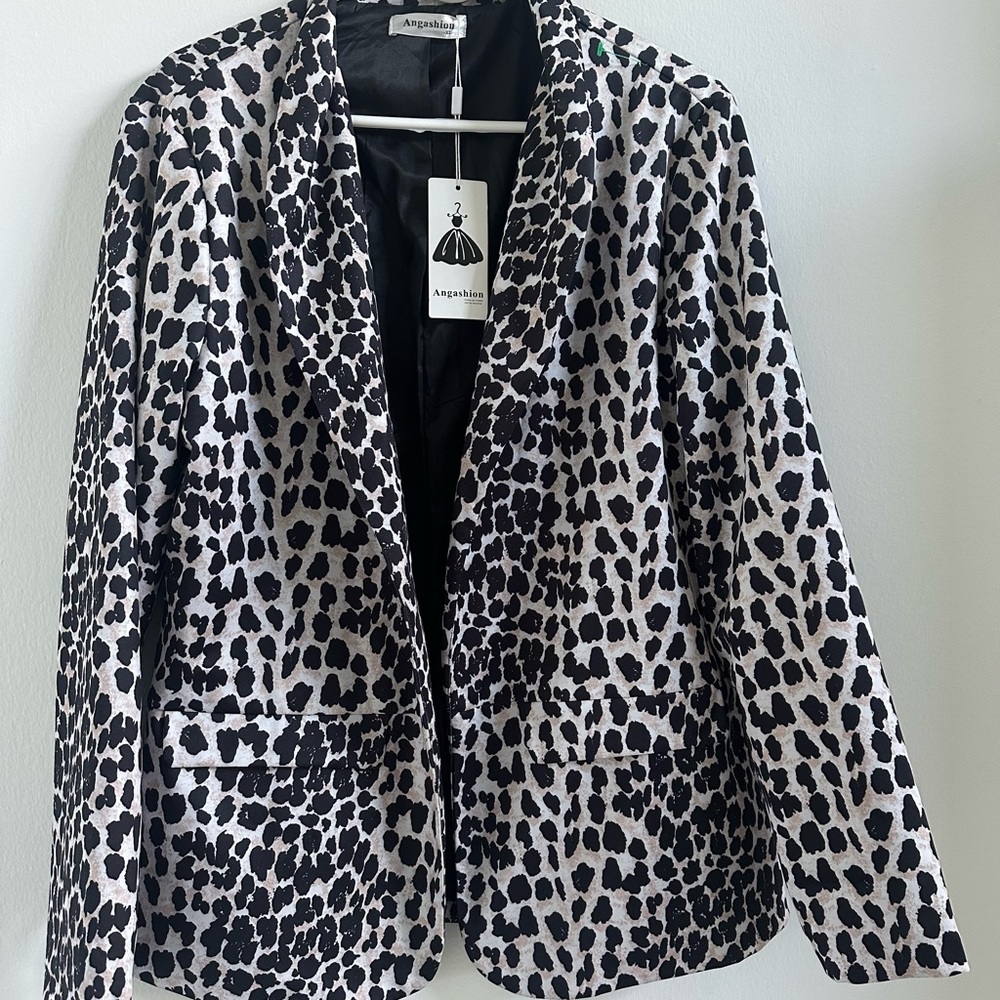 ANGASHION size XL, Black, Tan and White Animal Print Blazer. NWT.